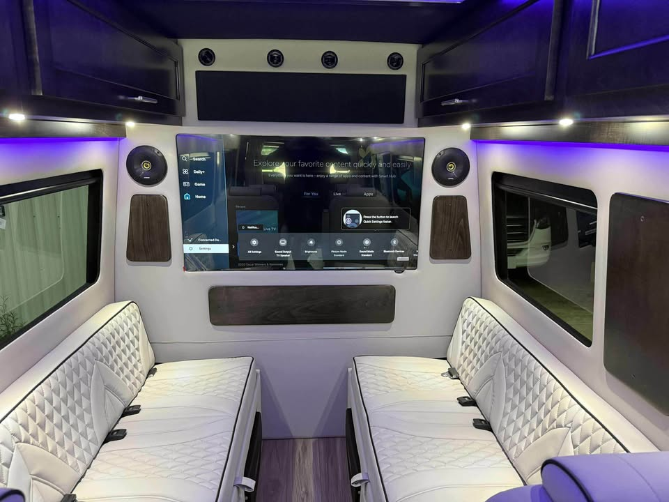 Rear lounge screen